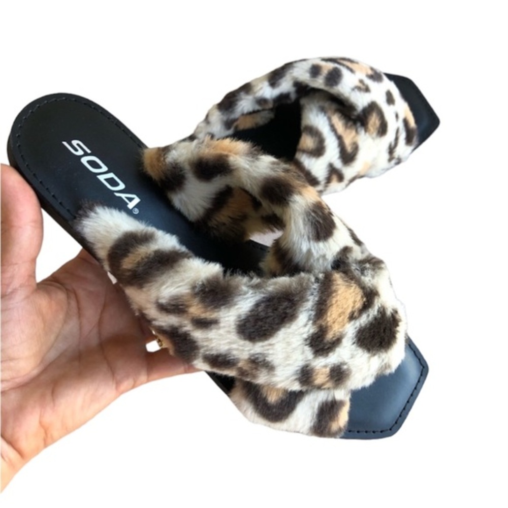 SODA Leopard Faux Fur Criss Cross Slip On Sandals Size 8